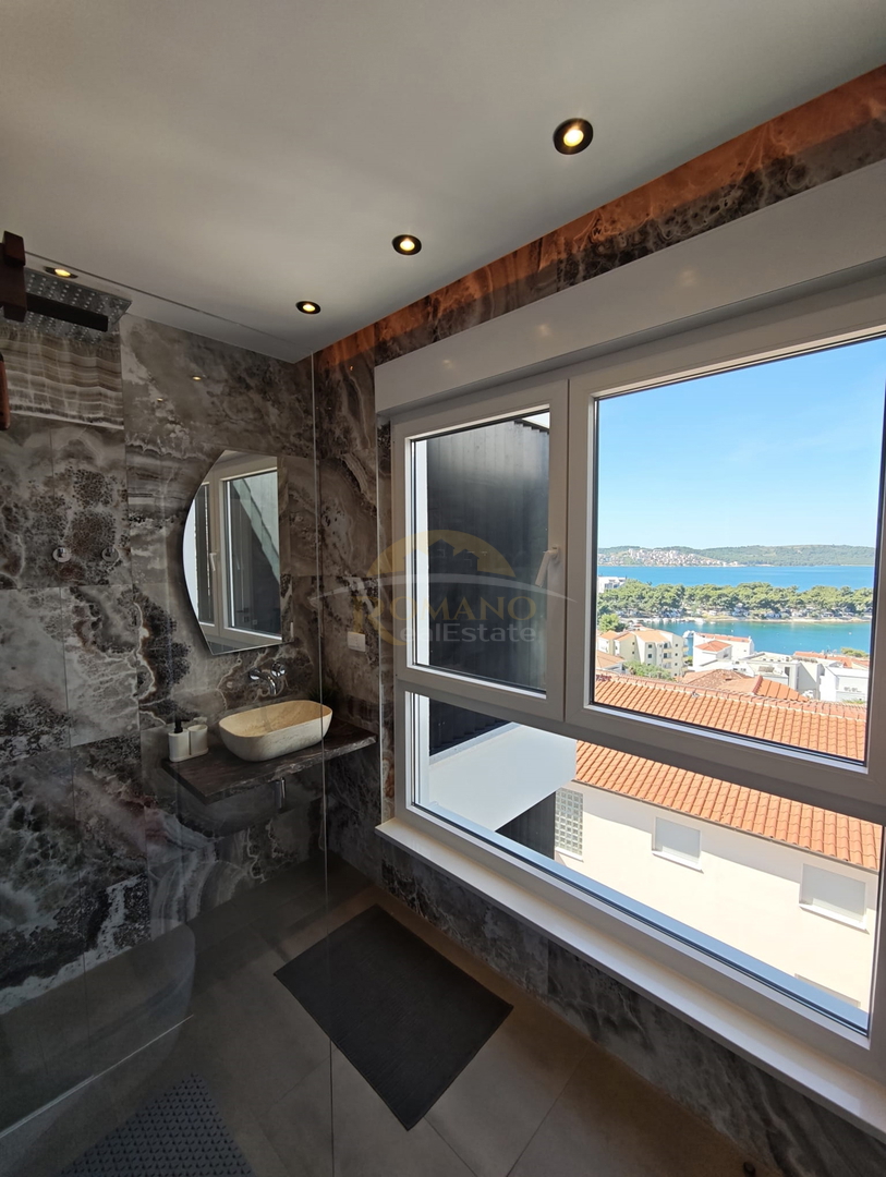 Luksuzni penthouse v Okrugu Gornjem/Čiovo s strešno teraso